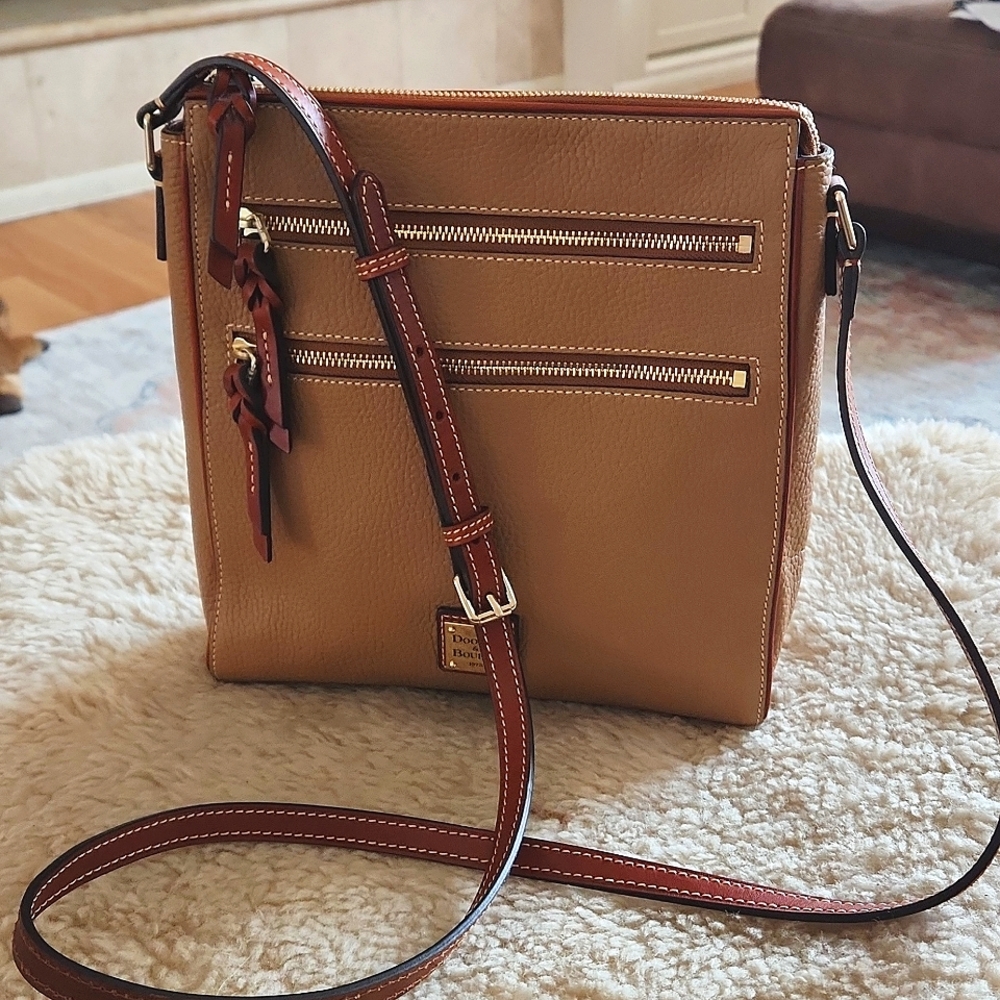 Gorgeous NWOT Dooney & Bourke Triple Zip Carmel Leather Messenger Bag 🤎🧡